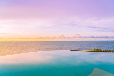 Se ile otel beldesinde güzel açık sonsuzluk yüzme havuzu