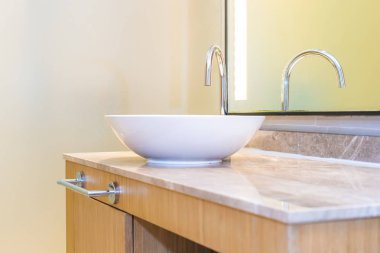 Su musluk ve lavabo dekorasyon iç