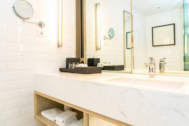 Banyo iç musluk suyu ve lavabo dekorasyon