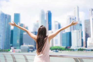 Güzel Asyalı kadın gülümseme ve mutlu Singapur CIT içinde seyahat etmek