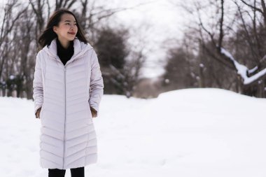 Kar kazanmak seyahat için mutlu gülümseyen güzel genç Asyalı kadın