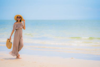 Portre güzel genç Asyalı kadın mutlu gülümseme Relax tr