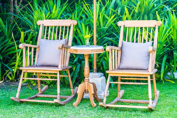 空の木椅子の屋外の庭 — ストック写真