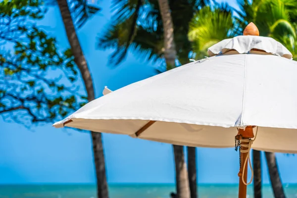 Bellissimo Paesaggio dell'oceano marino su cielo con ombrellone e sedia — Foto Stock