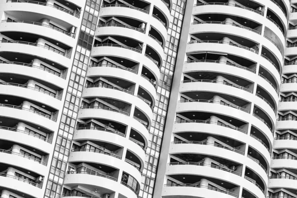 Edificio exterior con ventana balcón patrón — Foto de Stock