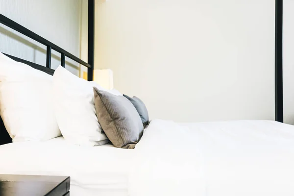 Bellissimo cuscino confortevole di lusso sul letto con lampada leggera — Foto Stock