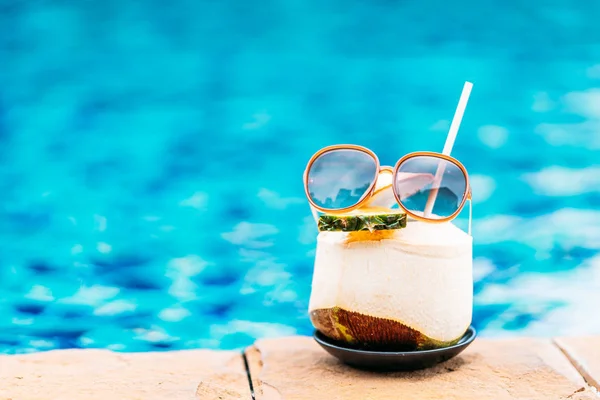 Bebida de suco de coco em torno da piscina no resort do hotel — Fotografia de Stock