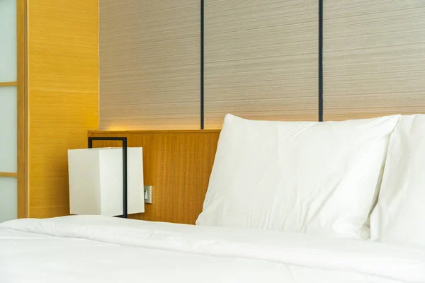 Piękna luksusowa komfortowa biała poduszka i koc na łóżku — Zdjęcie stockowe