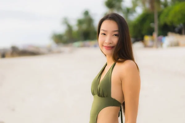 Retrato bonito asiático mulheres feliz sorriso relaxar no tropical — Fotografia de Stock