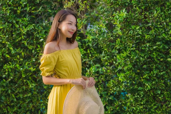 Retrato mulheres bonitas feliz relaxar sorriso em torno do jardim — Fotografia de Stock