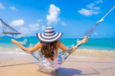 Portre güzel genç Asyalı kadın mutlu üzerinde boş zaman gülümsemek 