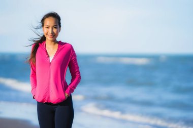 Portre güzel genç Asyalı kadın çalışan ve t üzerinde egzersiz