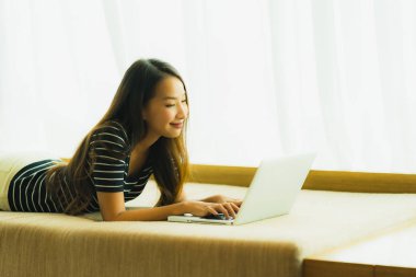 Portre güzel genç Asya kadın kullanarak bilgisayar Notebook veya 