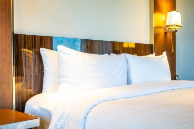 Yatakta güzel rahat beyaz yastık