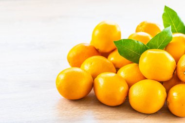 Taze portakal meyve masada