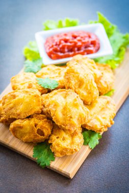 Derin yağda kızartılmış tavuk eti çağrı nugget domates veya ketçap sos ile