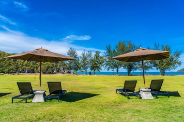 Şemsiye ve c ile deniz ve plaj güzel açık manzara