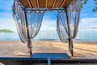 Tropikal plaj deniz Okyanusu üzerinde boş yatak koltuğu ve salon 