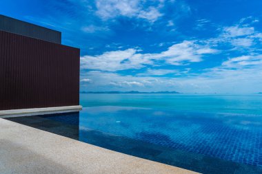 Beyaz bulut bl üzerinde deniz okyanusu ile güzel açık yüzme havuzu