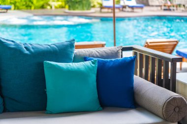 Kanepe dekorasyon açık veranda üzerinde rahat yastık