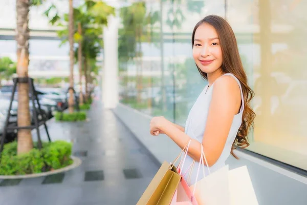 초상화 아름다운 젊은 아시아 여자 행복하고 shoppi와 미소 — 스톡 사진