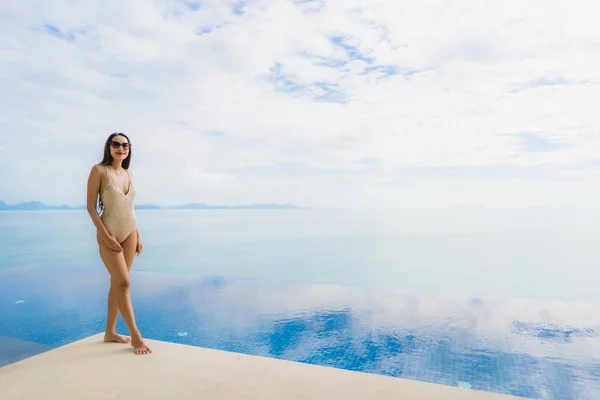 Porträt junge asiatische Frau entspannen Lächeln glücklich um Swimmingpoo — Stockfoto