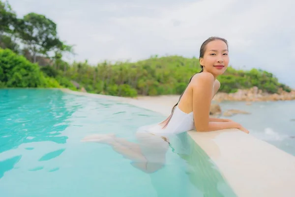 Portré fiatal ázsiai nő pihenni mosoly boldog körül szabadtéri úszni — Stock Fotó