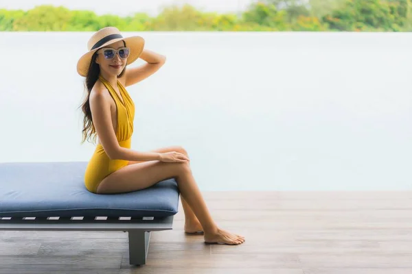 Retrato asiático bonito jovem mulher feliz sorriso relaxar ao redor ou — Fotografia de Stock