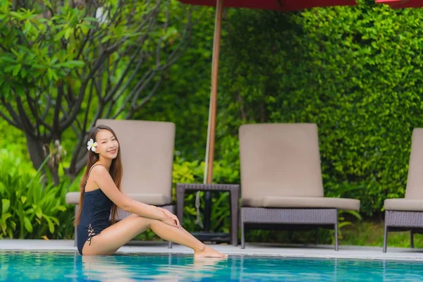 Portret młody Asian kobieta relaks uśmiech szczęśliwy około na wolnym powietrzu pływać — Zdjęcie stockowe