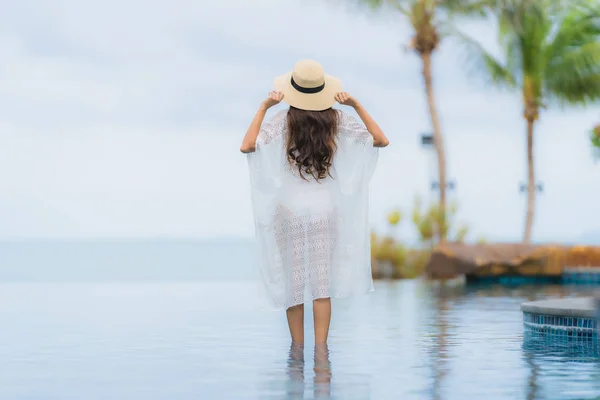 Portret mooie jonge Aziatische vrouw glimlach gelukkig ontspannen rond SW — Stockfoto