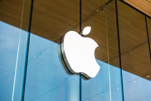 Бангкок, Таиланд 28 декабря 2018 года: логотип Apple на окне gl
