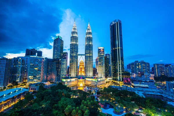 Prachtige architectuur bouwen buitenkant in Kuala Lumpur stad — Stockfoto
