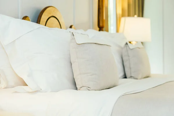 Almohada blanca en la decoración de la cama en el hermoso dormitorio de lujo inter — Foto de Stock
