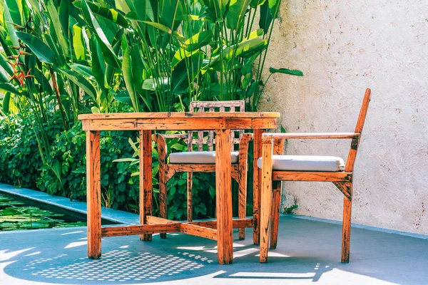 Table et chaise en bois décoration patio extérieur — Photo