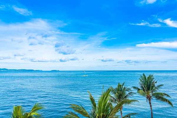 Beyaz bulut ile güzel panoramik manzara veya deniz manzarası okyanus — Stok fotoğraf