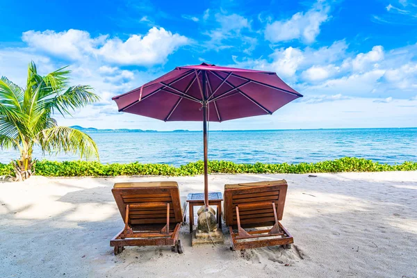 Hermoso paisaje de playa mar océano con cubierta de silla vacía y —  Fotos de Stock