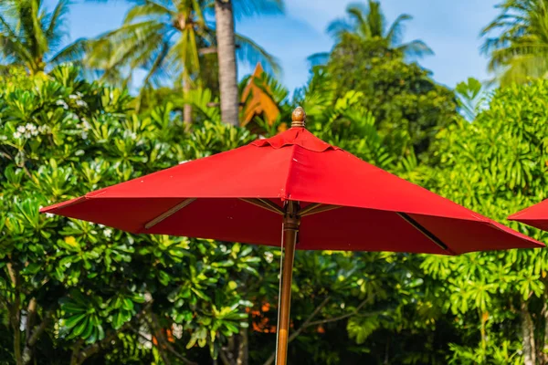 Красива парасолька і стілець навколо відкритого басейну в гарячому — стокове фото