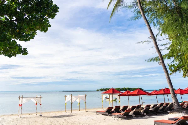 Hermosa playa tropical al aire libre mar océano con sombrilla silla a — Foto de Stock