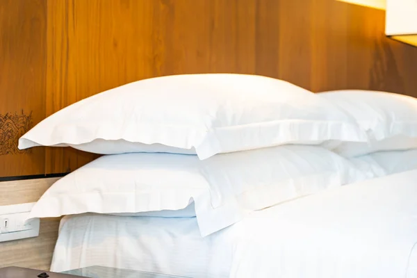 Біла зручна подушка на прикрасі ліжка — стокове фото