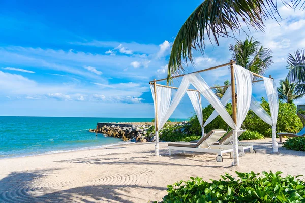 Schöner Sonnenschirm und Liegestuhl rund um Strand Meer Meer Meer mit blauen sk — Stockfoto