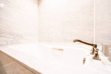 Güzel lüks beyaz küvet ve musluk