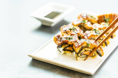 Izgara yılan balığı veya unagi balık suşi maki rulo tatlı sos ile