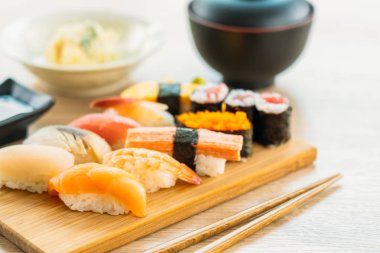 Somon balığı kabuk kabuklu karides ve diğer et suşi maki