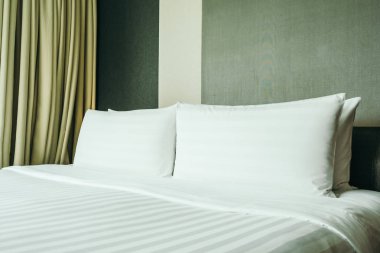 Yatak odasının iç tarafında beyaz yastık var.