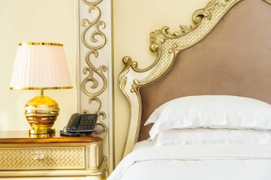 B yatak dekorasyonu üzerinde güzel lüks rahat beyaz yastık