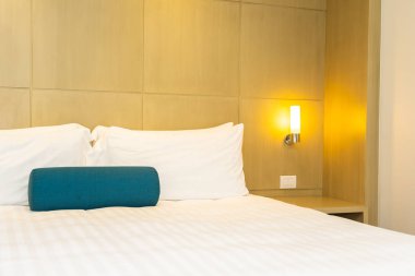 Yatak dekorasyon iç güzel beyaz yastık ve battaniye