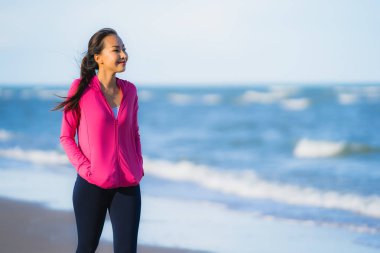 Portre güzel genç Asyalı kadın çalışan ve t üzerinde egzersiz