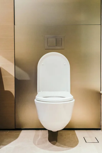 Όμορφο πολυτελές λευκή τουαλέτα κάθισμα και μπολ — Φωτογραφία Αρχείου