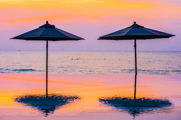 Sonnenschirm und Liegestuhl rund um Schwimmbad Neary Meer Ozean Strand bei — Stockfoto