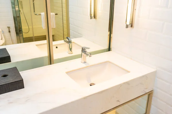 Agua del grifo y decoración del fregadero en el interior del baño — Foto de Stock